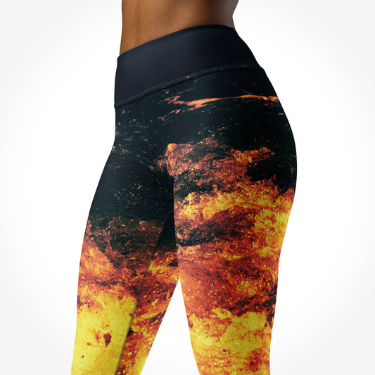 High-Waist-Damen-Leggings Fiery Waves von Bachblatt in Schwarz, Gelb und Orange – Nahaufnahme von Gesäß und Oberschenkeln, seitlich von hinten.