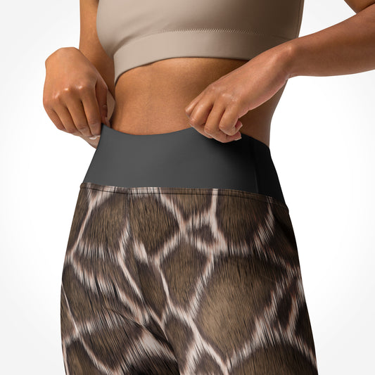 High-Waist-Damen-Leggings Giraffe von Bachblatt mit braunem Giraffenmuster – Nahaufnahme des hohen dunklen Bundes von vorn.