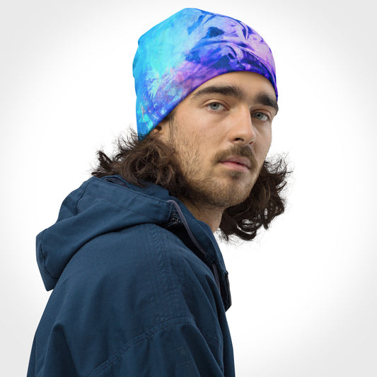 Es zeigt einen jungen Mann, der ein Beanie mit dem Motiv Energy Flow von Bachblatt trägt.