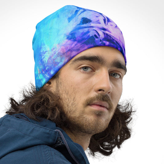 Es zeigt einen jungen Mann, der ein Beanie mit dem Motiv Energy Flow von Bachblatt trägt.
