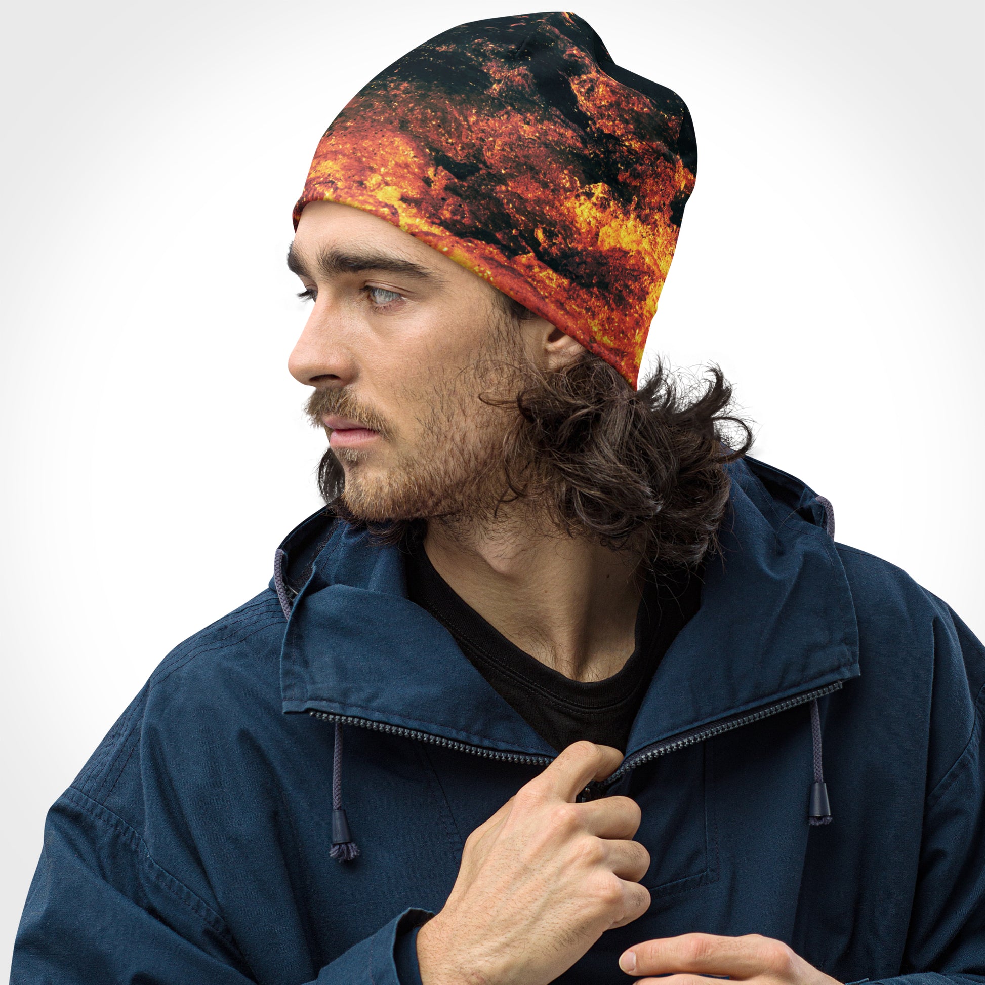 Ein Mann trägt das Fiery Waves Beanie, zu sehen von der Seite