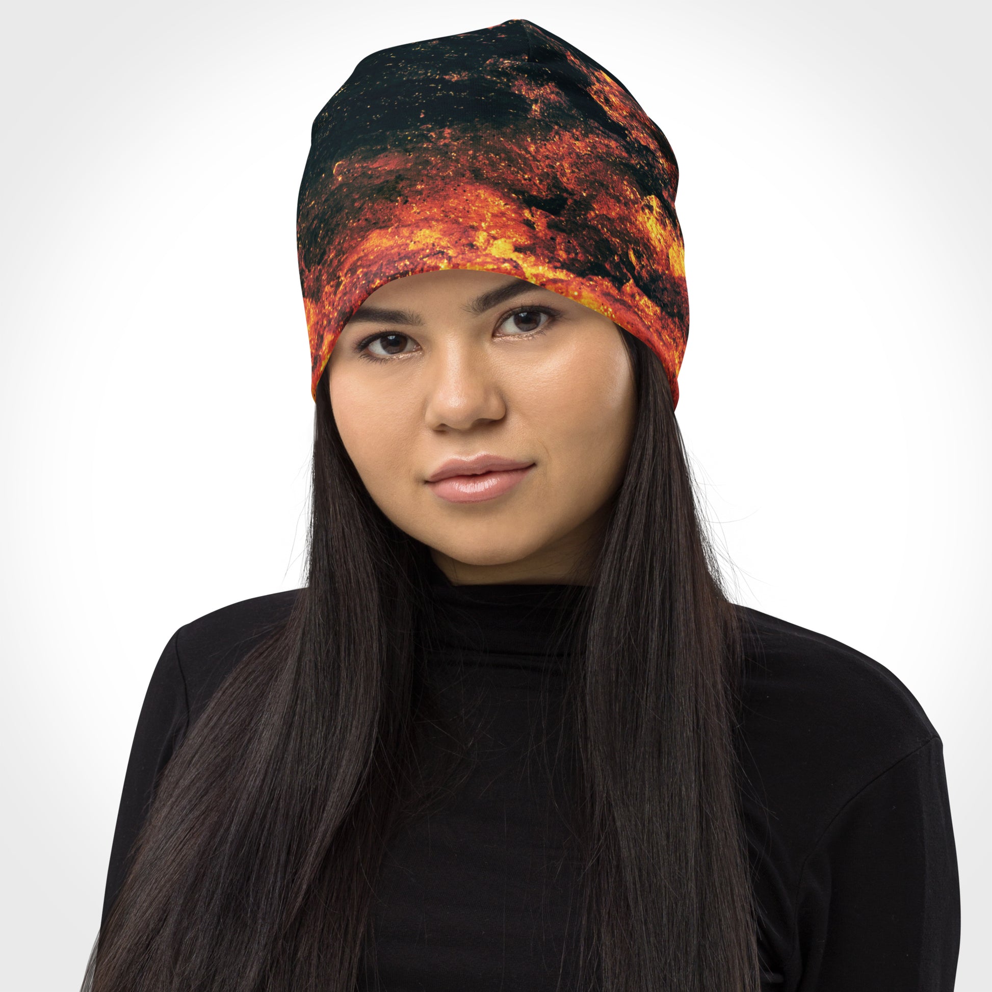 Eine Frau trägt das Fiery Waves Beanie in der Frontansicht