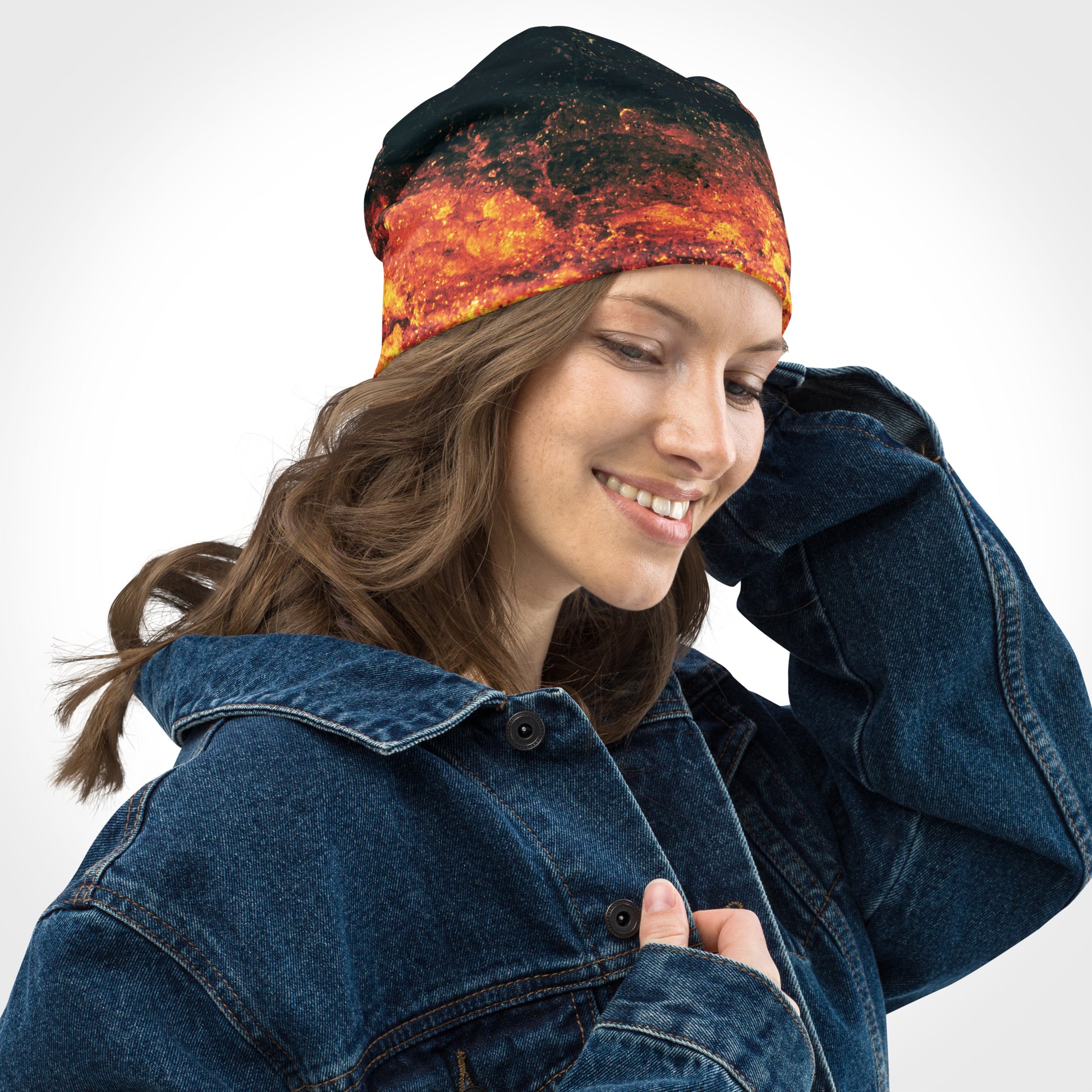 Eine Frau trägt das Fiery Waves Beanie
