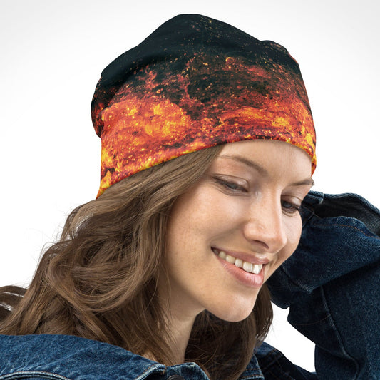 Eine Frau trägt das Fiery Waves Beanie