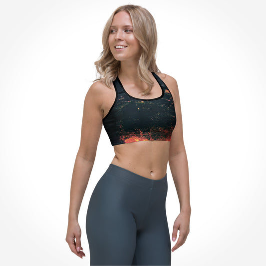 Sport BH mit mittlerem Halt und dem Motiv Fiery Waves von Bachblatt. Das Motiv besteht im Ansatz aus Wellen, welche rot eingefärbt wurden. Das Modell und der BH sind leicht seitlich von vorn zu sehen.