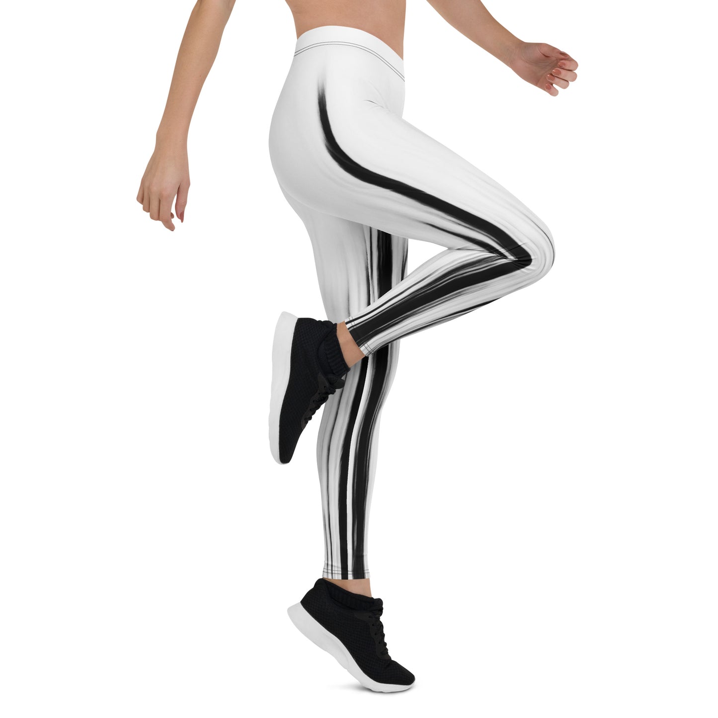 Eine Frau trägt die Moving Forest One Black White Mid Waist Damen Leggings von Bachblatt. Detailansicht von der Seite.