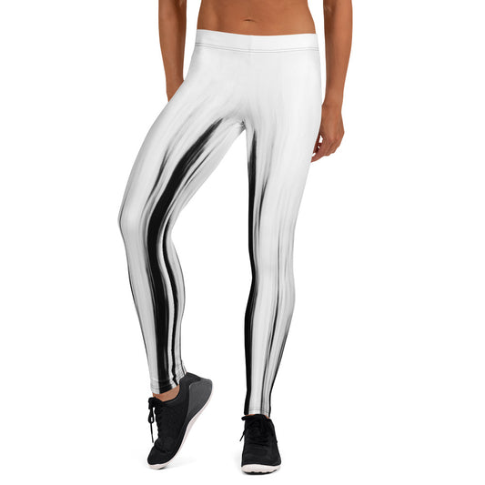 Eine Frau trägt die Moving Forest One Black White Mid Waist Damen Leggings von Bachblatt. Detailansicht von vorn.