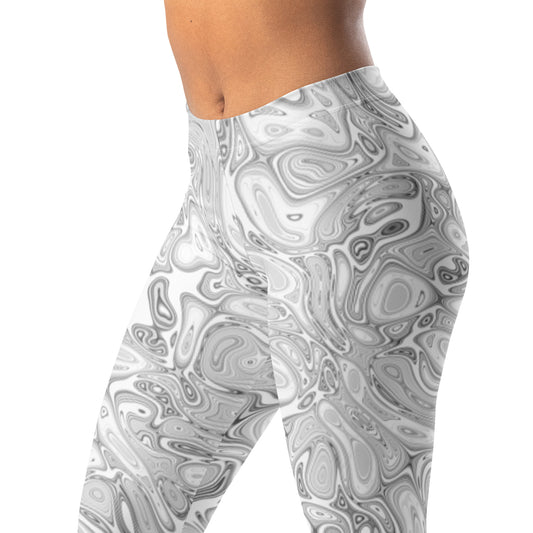 Mid-Waist-Damen-Leggings Abstract Fluid von Bachblatt mit grau-weißem Muster – Nahaufnahme von Bund und Hüfte, seitliche Vorderansicht.