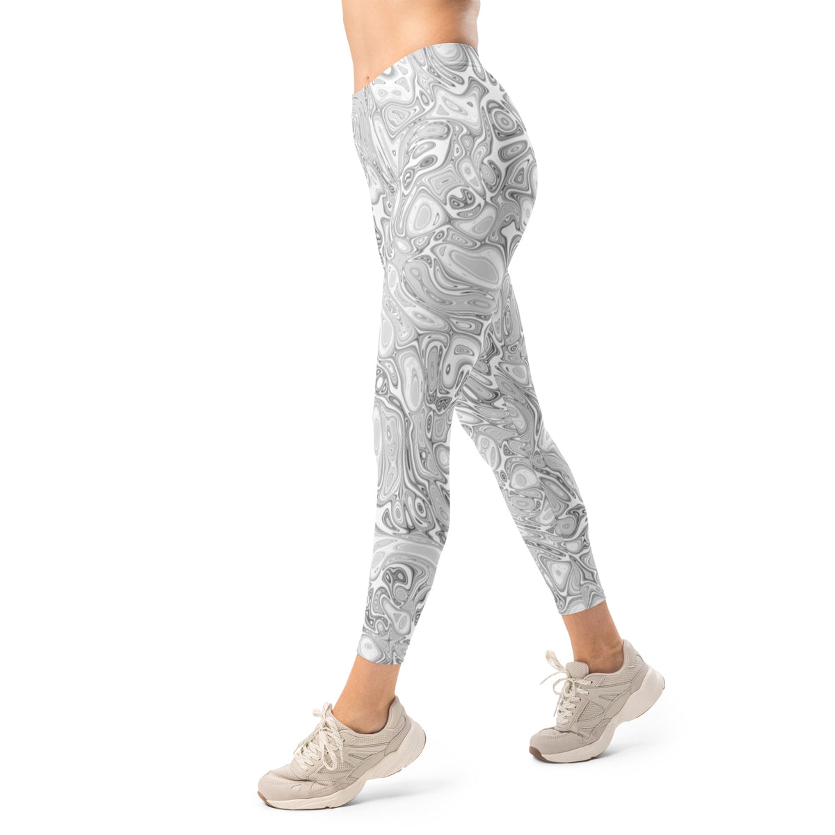 Mid-Waist-Damen-Leggings Abstract Fluid von Bachblatt mit grau-weißem Muster – Seitliche Vorderansicht am Model mit weißen Sportschuhen.