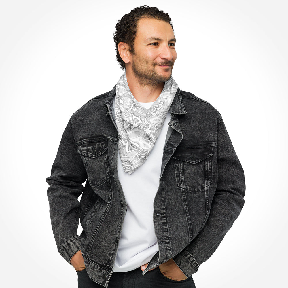 Bandana Abstract Fluids von Bachblatt mit grau-weißem Muster – Als Halstuch an einem Mann mit schwarzer Jeansjacke.