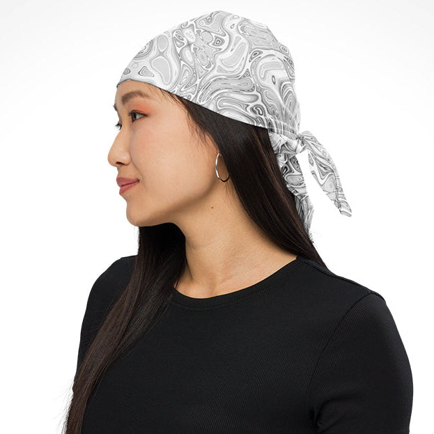 Bandana Abstract Fluids von Bachblatt mit grau-weißem Muster – Als Kopftuch getragen, seitliche Ansicht.
