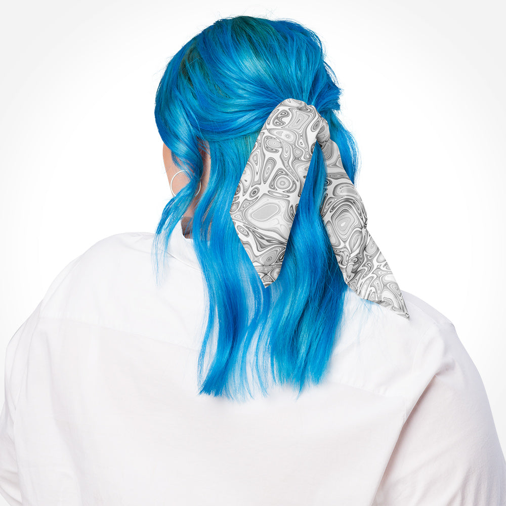 Bandana Abstract Fluids von Bachblatt mit grau-weißem Muster – Als Schleife im blauen Haar gebunden, Rückansicht.