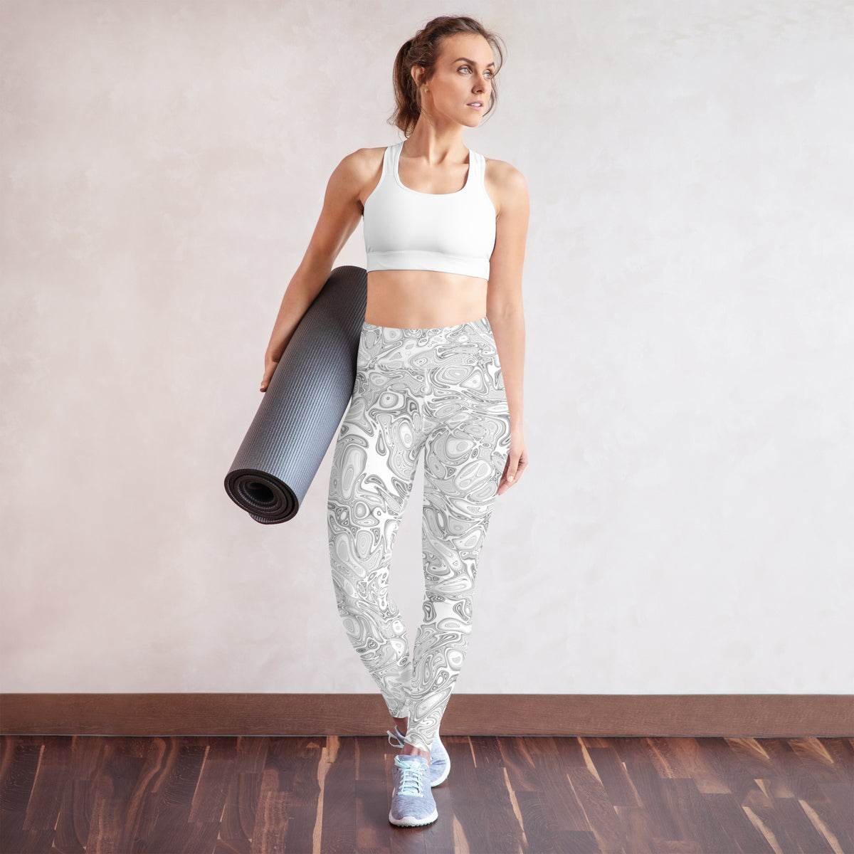 High-Waist-Damen-Leggings Abstract Fluids von Bachblatt mit grau-weißem Muster – Vorderansicht am Model mit Yogamatte.