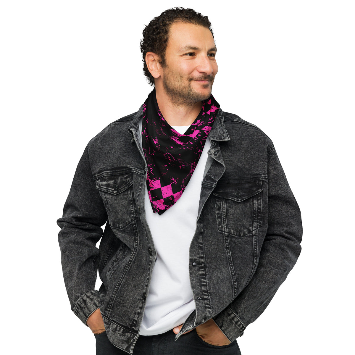 Bandana Abstract Squares von Bachblatt mit magentafarbenem Muster auf Schwarz – Als Halstuch an einem Mann mit schwarzer Jeansjacke getragen.