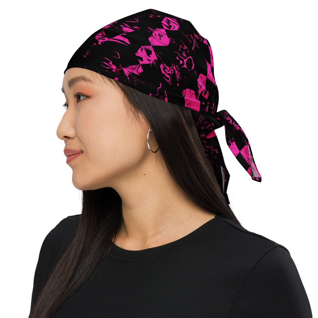 Bandana Abstract Squares von Bachblatt mit magentafarbenem Muster auf Schwarz – Als Kopftuch getragen, seitliche Ansicht.