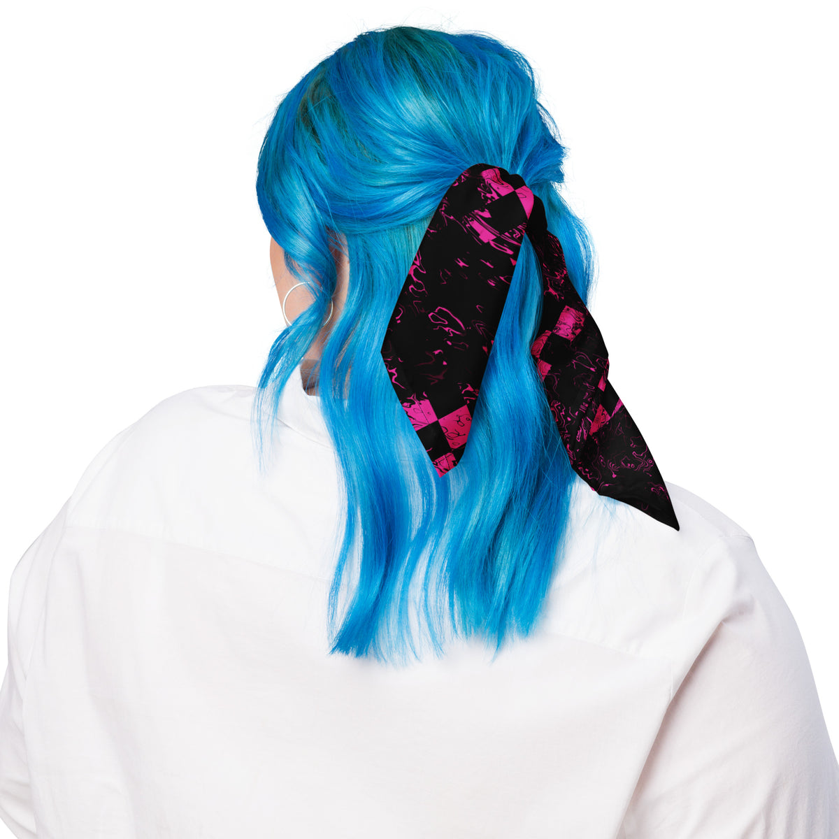 Bandana Abstract Squares von Bachblatt mit magentafarbenem Muster auf Schwarz – Als Schleife im blauen Haar gebunden, Rückansicht.
