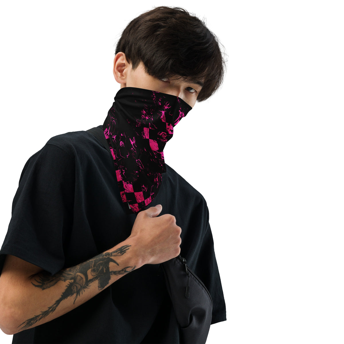 Bandana Abstract Squares von Bachblatt mit magentafarbenem Muster auf Schwarz – Als Tuch über Mund und Nase an einem Model getragen.