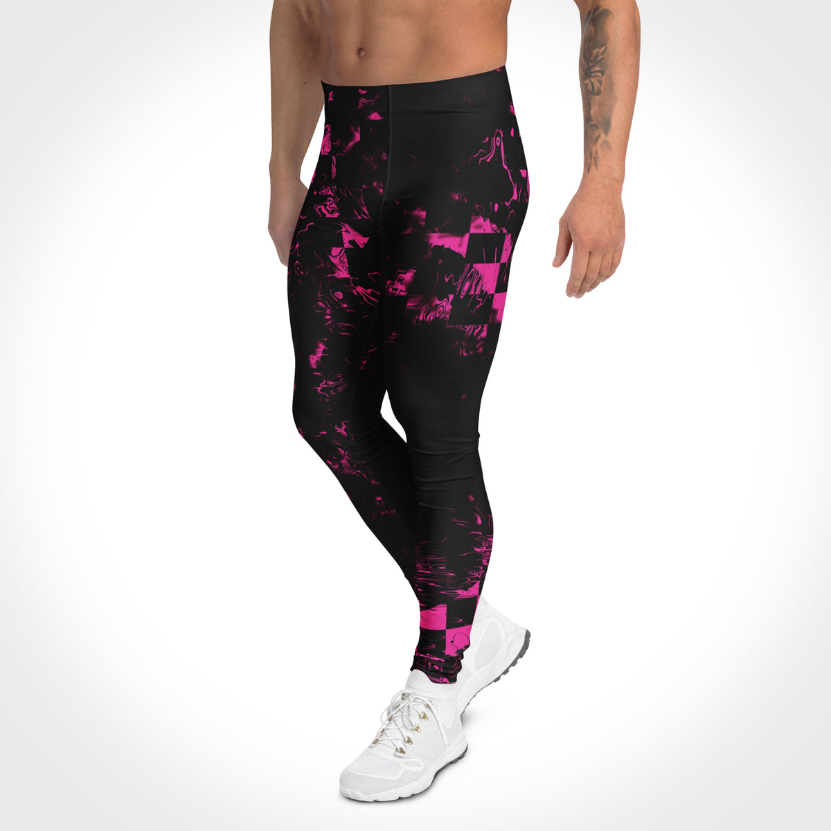 Herren-Leggings Abstract Squares von Bachblatt mit magentafarbenem Muster auf Schwarz – Dreiviertelansicht am Model mit angewinkeltem Bein.