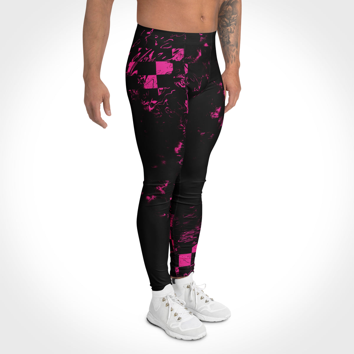 Herren-Leggings Abstract Squares von Bachblatt mit magentafarbenem Muster auf Schwarz – Seitliche Vorderansicht am Model mit ausgestrecktem Bein.