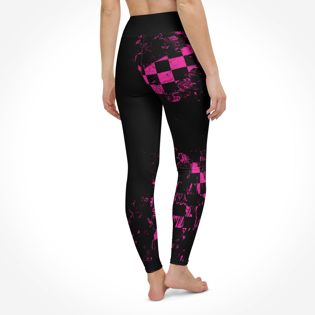 High-Waist-Damen-Leggings Abstract Squares von Bachblatt mit magentafarbenem Muster auf Schwarz – Rückansicht am Model.