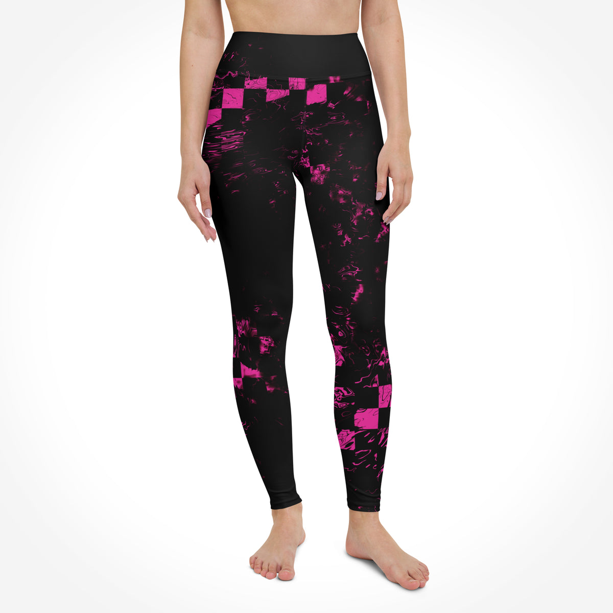 High-Waist-Damen-Leggings Abstract Squares von Bachblatt mit magentafarbenem Muster auf Schwarz – Vorderansicht am Model.