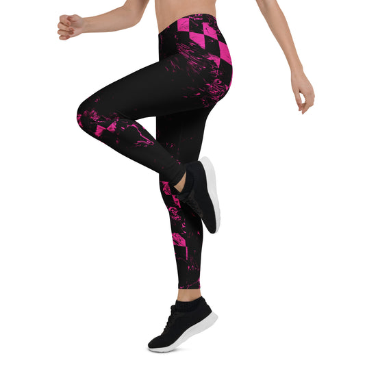 Mid-Waist-Damen-Leggings Abstract Squares von Bachblatt mit magentafarbenem Muster auf Schwarz – Seitenansicht am Model mit angewinkeltem Bein und schwarzen Schuhen.