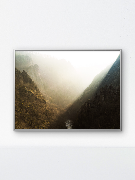 Mattes Poster Bodetal von Bachblatt – Gerahmte Gesamtansicht des Posters an einer hellen Wand.