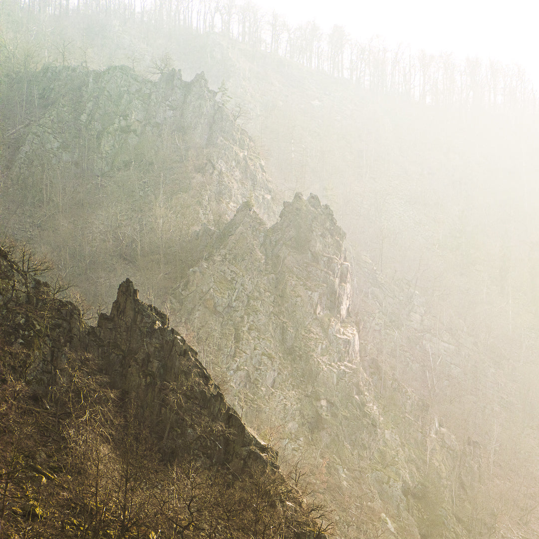 Mattes Poster Bodetal von Bachblatt – Motivdetail einer Felsformation im Nebel.