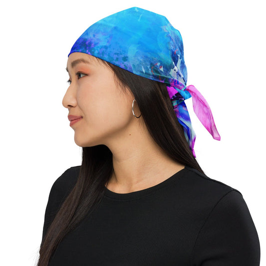 Bandana Energy Flow von Bachblatt mit blau-grün-violettem Muster – Als Kopftuch getragen, seitliche Ansicht.