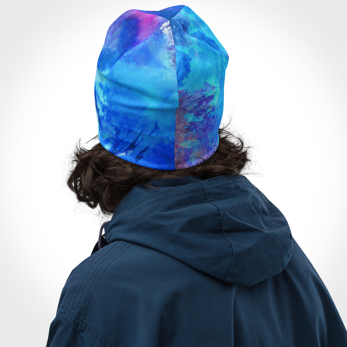 Beanie Energy Flow von Bachblatt mit blau-grün-violettem Muster – An einem Mann mit dunkler Jacke, Rückansicht.