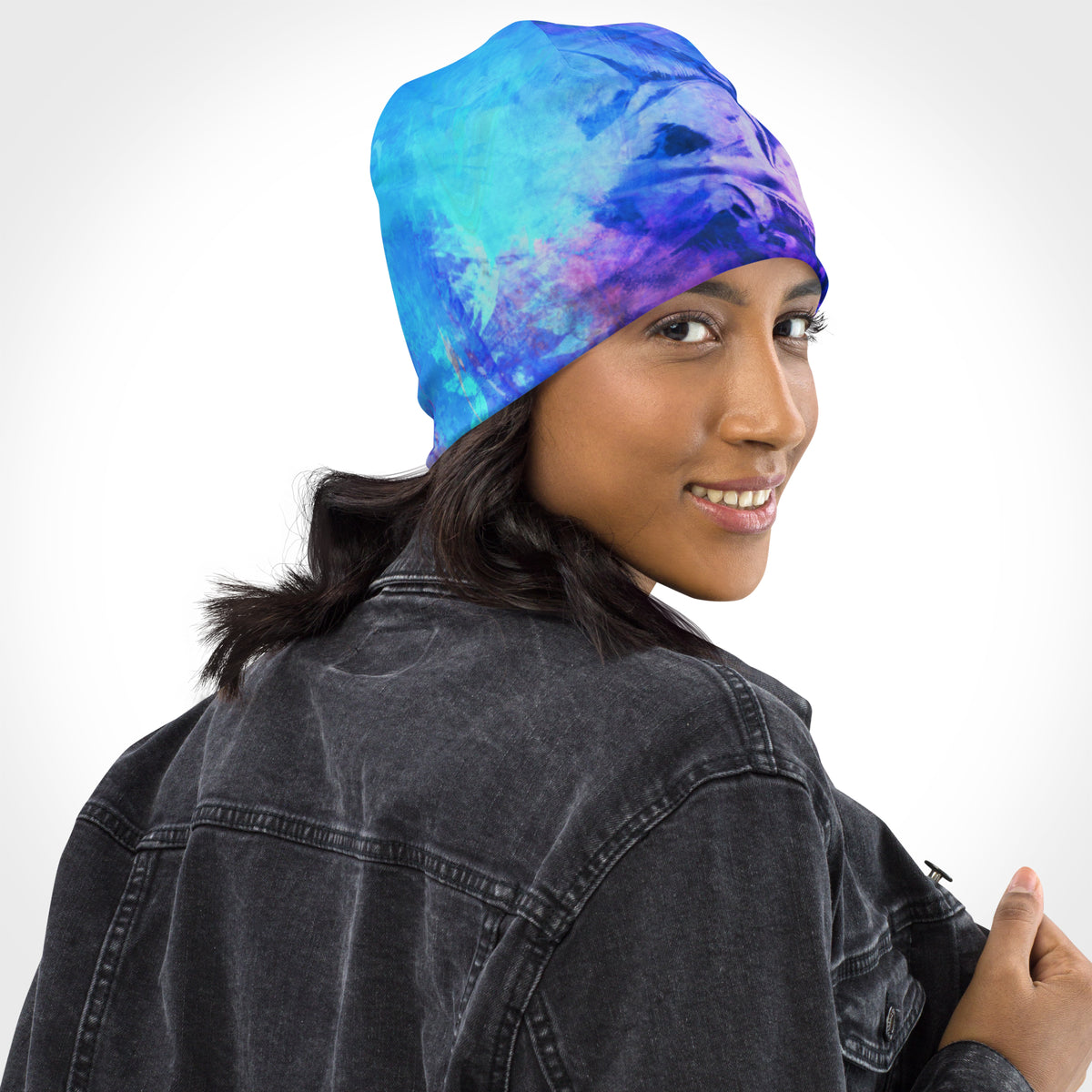 Beanie Energy Flow von Bachblatt mit blau-grün-violettem Muster – An einer Frau mit Blick über die Schulter.