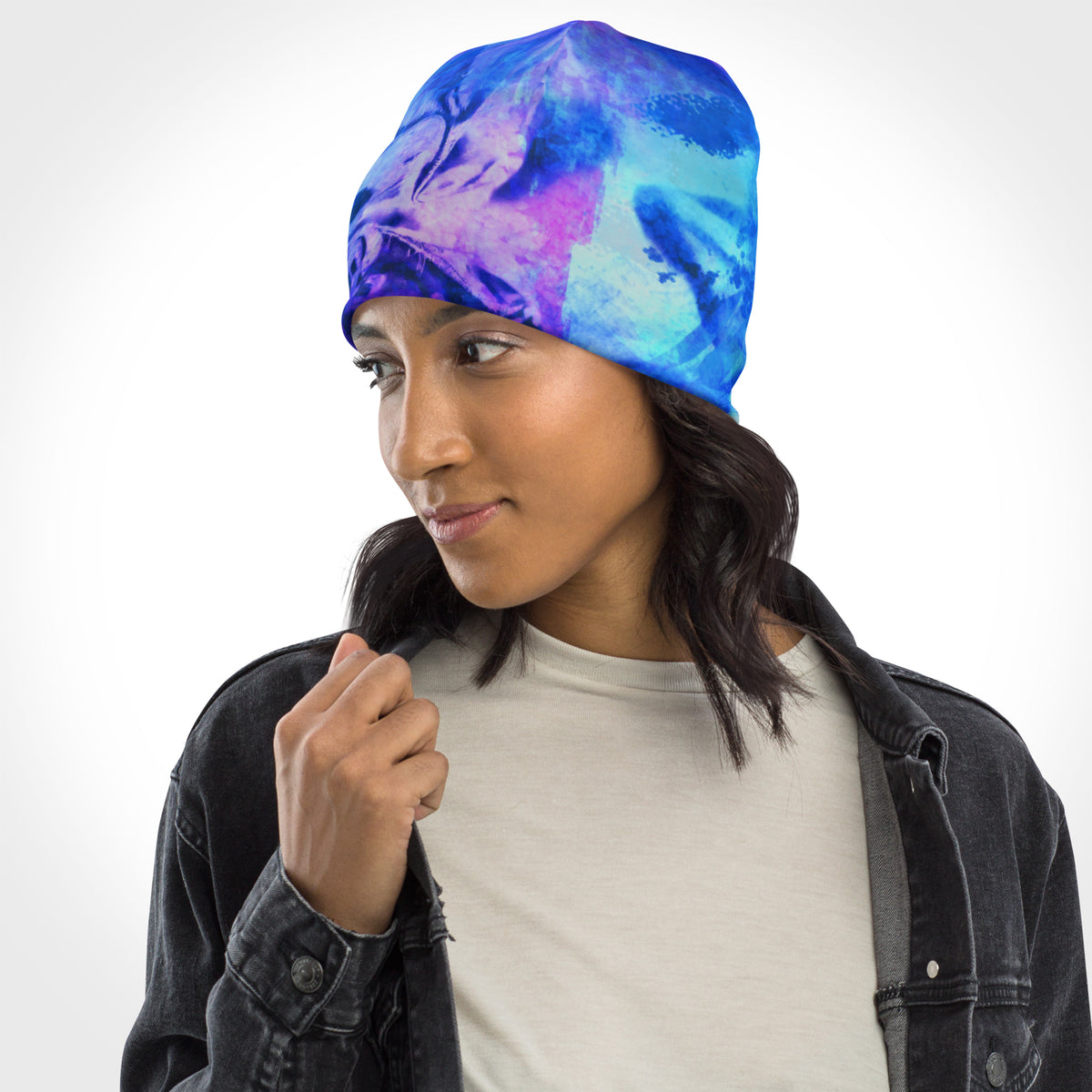 Beanie Energy Flow von Bachblatt mit blau-grün-violettem Muster – An einer Frau, seitliche Vorderansicht.