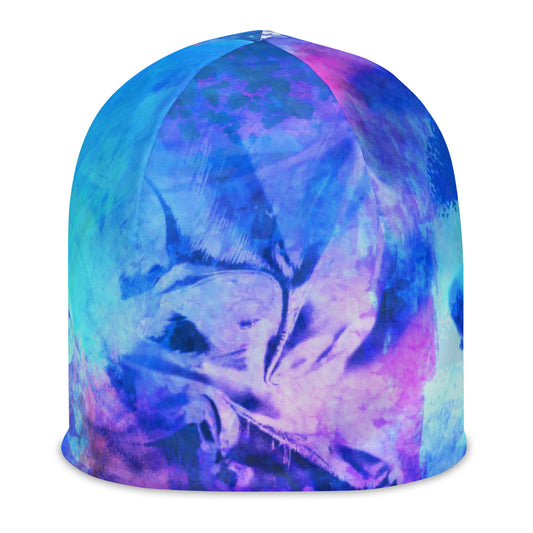 Beanie Energy Flow von Bachblatt mit blau-grün-violettem Muster – Freigestellte Vorderansicht der Mütze.