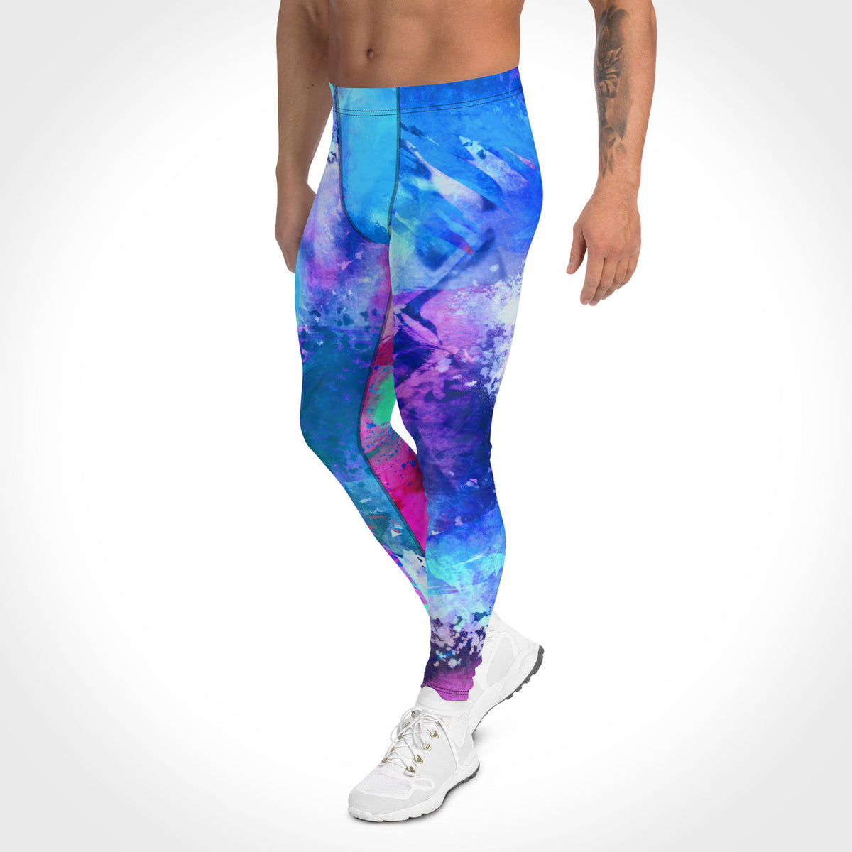 Herren-Leggings Energy Flow von Bachblatt mit blau-grün-violettem Muster – Dreiviertelansicht am Model mit weißen Sportschuhen.