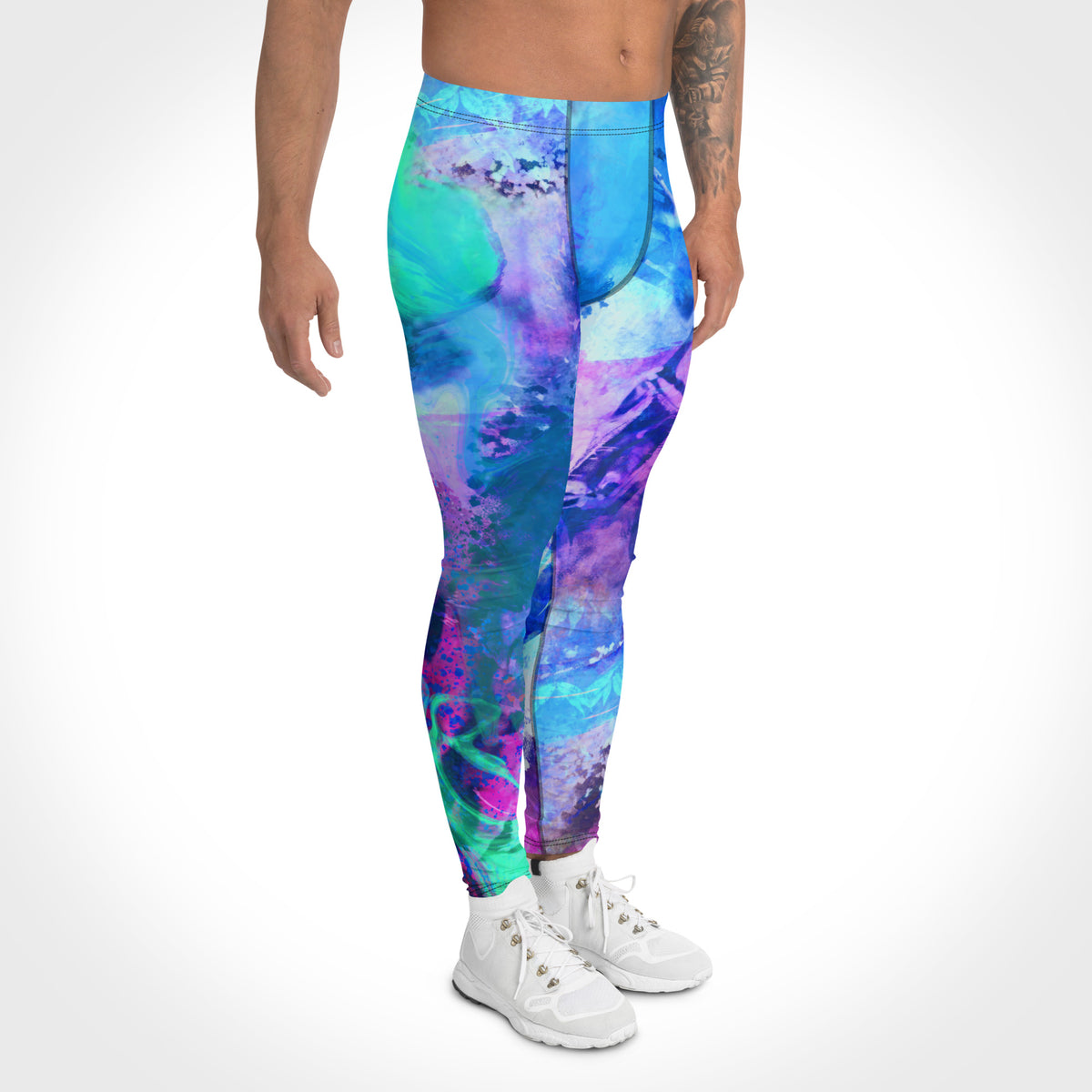 Herren-Leggings Energy Flow von Bachblatt mit blau-grün-violettem Muster – Vorderansicht am Model mit leicht seitlicher Haltung.
