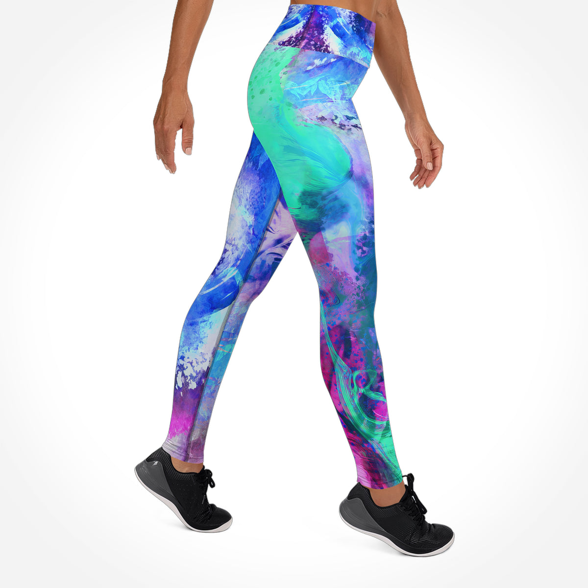 High-Waist-Damen-Leggings Energy Flow von Bachblatt mit blau-grün-violettem Muster – Seitenansicht am Model mit schwarzen Sportschuhen.