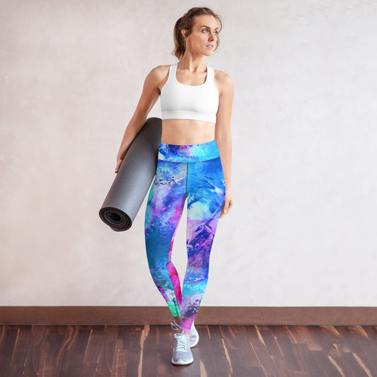 High-Waist-Damen-Leggings Energy Flow von Bachblatt mit blau-grün-violettem Muster – Vorderansicht am Model mit Yogamatte.