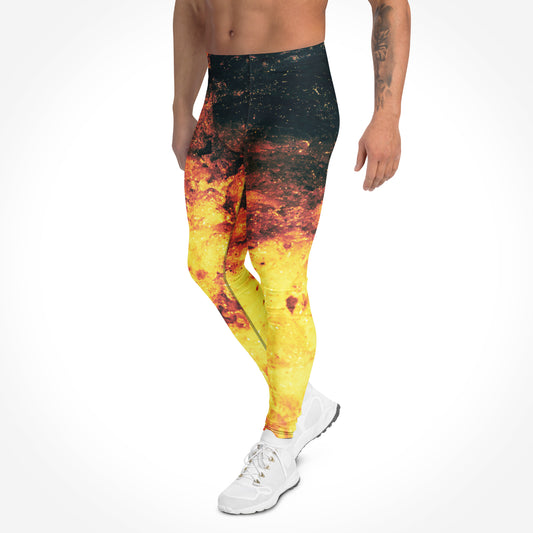 Herren-Leggings Fiery Waves von Bachblatt in Schwarz, Gelb und Orange – Dreiviertelansicht am Model mit angewinkeltem Bein.