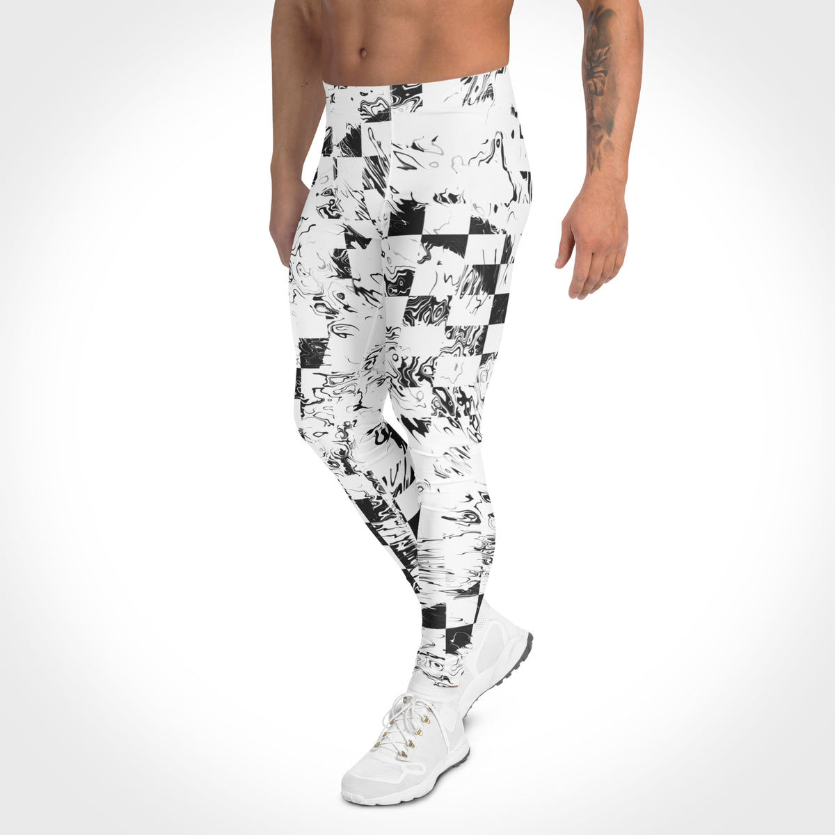 Herren-Leggings Finish Line von Bachblatt mit schwarz-weißem Muster – Dreiviertelansicht am Model mit weißen Sportschuhen.