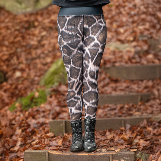 High-Waist-Damen-Leggings Giraffe von Bachblatt mit braunem Giraffenmuster – Nahaufnahme am Model mit Stiefeln auf einer laubbedeckten Waldtreppe.