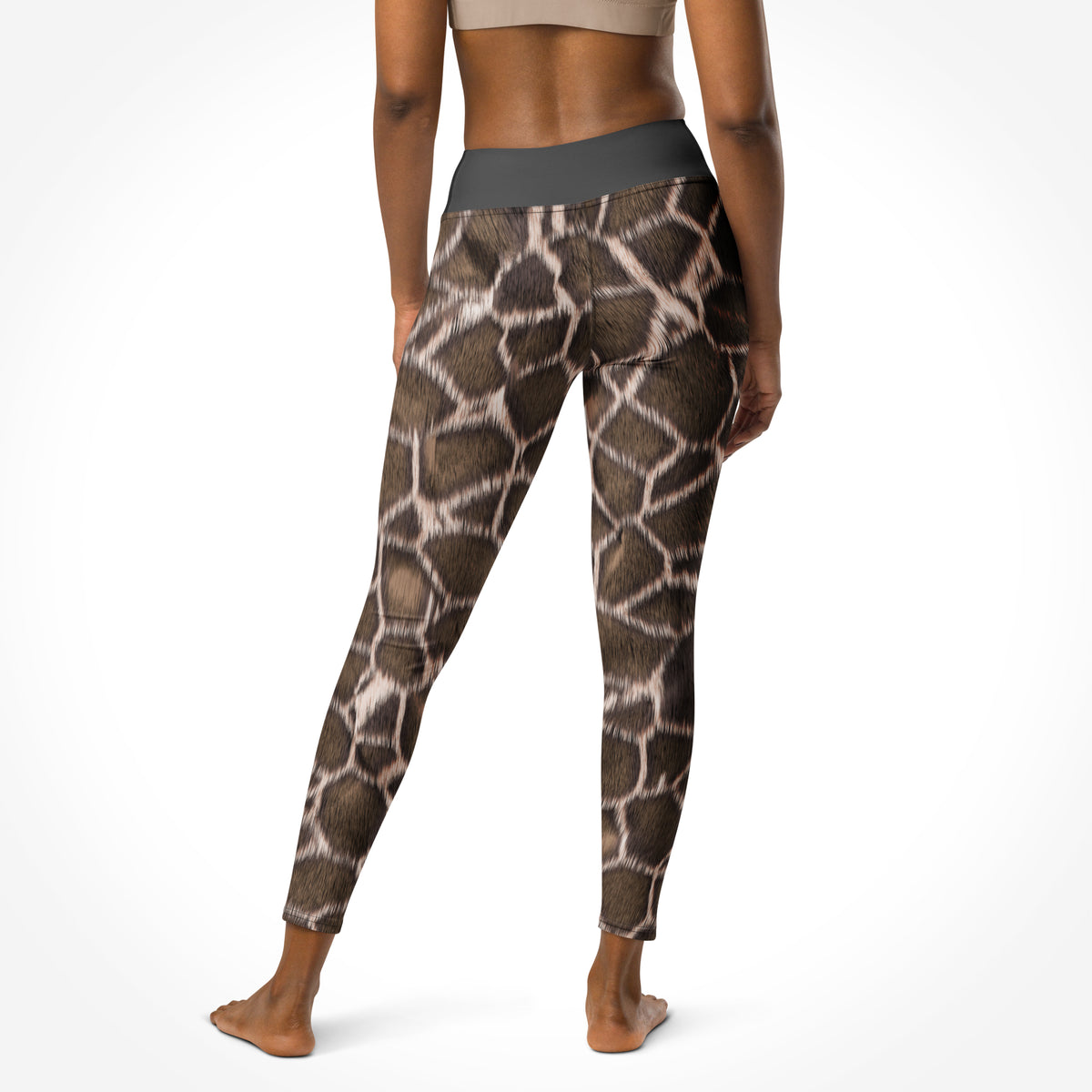 High-Waist-Damen-Leggings Giraffe von Bachblatt mit braunem Giraffenmuster – Rückansicht am Model mit hohem dunklem Bund.