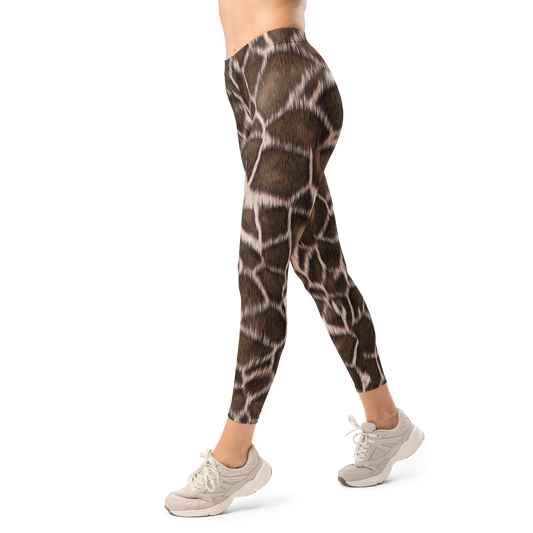 Mid-Waist-Damen-Leggings Giraffe von Bachblatt mit braunem Giraffenmuster – Seitliche Vorderansicht am Model mit weißen Sportschuhen.