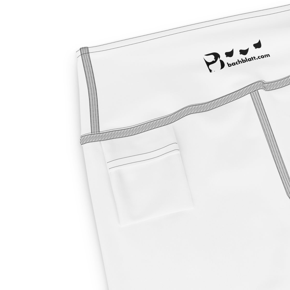 High-Waist-Damen-Leggings Moving Forest One Black White von Bachblatt in Weiß mit schwarzen Streifen – Detail der Innentasche und des Innenetiketts am Bund.