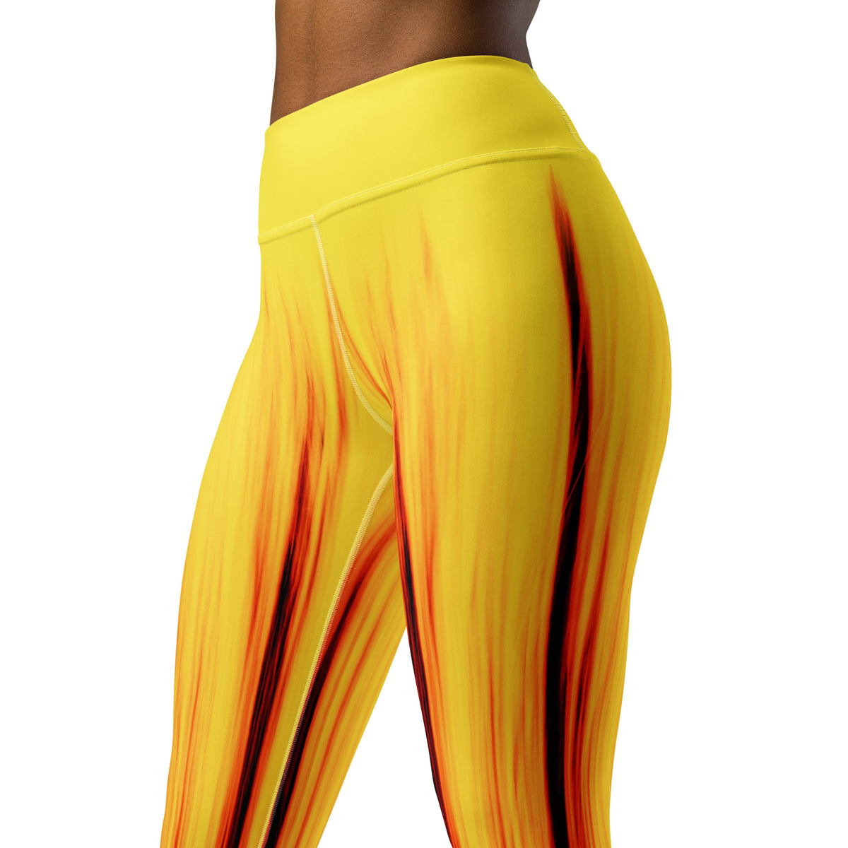 High-Waist-Damen-Leggings Moving Forest One Yellow Red von Bachblatt in Gelb mit roten und dunklen Streifen – Nahaufnahme von Bund und Hüfte, seitliche Vorderansicht.