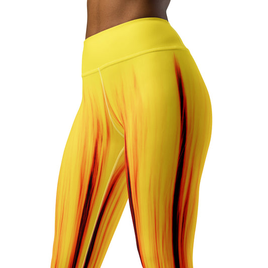 High-Waist-Damen-Leggings Moving Forest One Yellow Red von Bachblatt in Gelb mit roten und dunklen Streifen – Nahaufnahme von Bund und Hüfte, seitliche Vorderansicht.