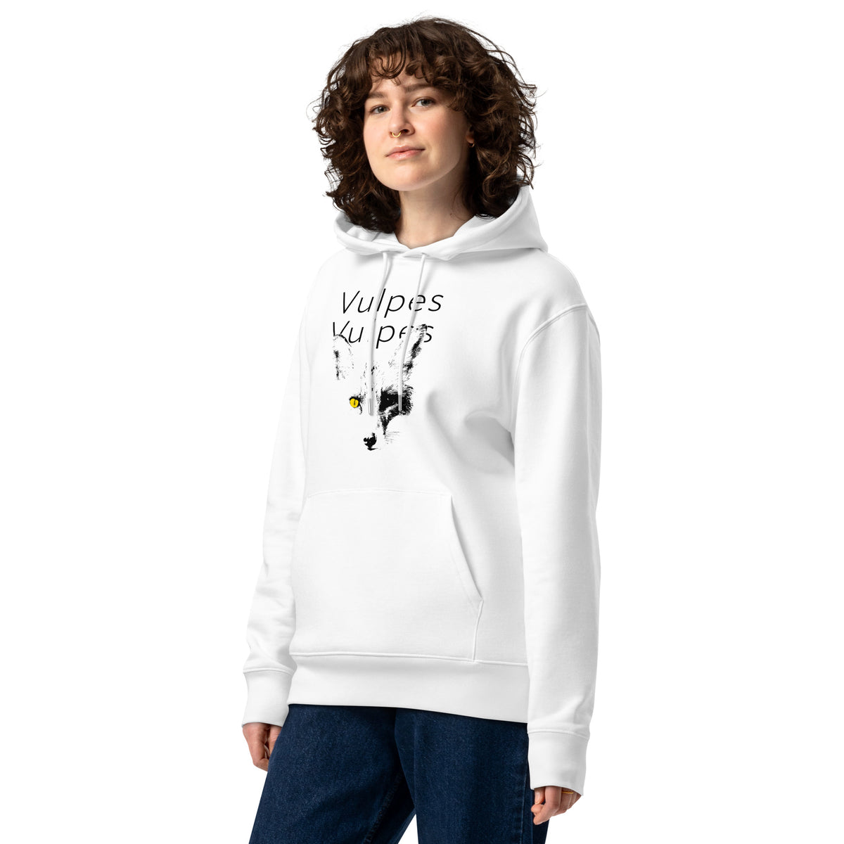 Damen-Bio-Hoodie Vulpes Vulpes von Bachblatt – In Weiß am Model mit lockigem Haar, Vorderansicht.