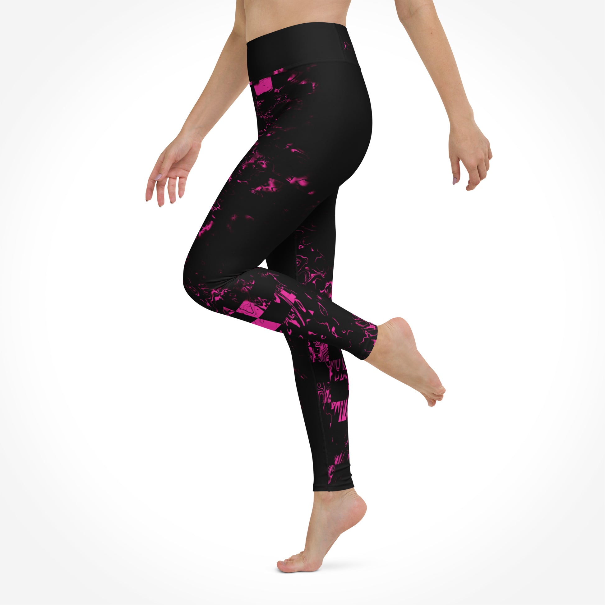 Seitenansicht einer schwarzen Leggings mit abstrakten pinken Quadraten von Bachblatt