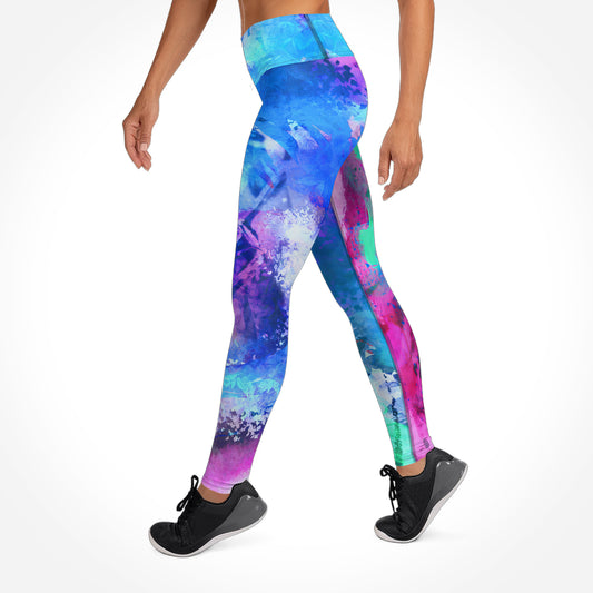 Eine Frau trägt eine Leggings mit dem Motiv Energy Flow. Zu sehen ist die gesamte Leggings von der linken Seite.