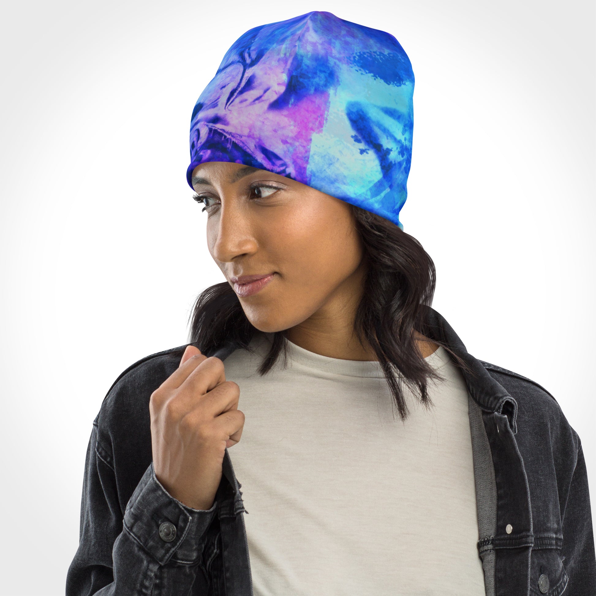 Es zeigt eine junge Frau, die ein Beanie mit dem Motiv Energy Flow von Bachblatt trägt.