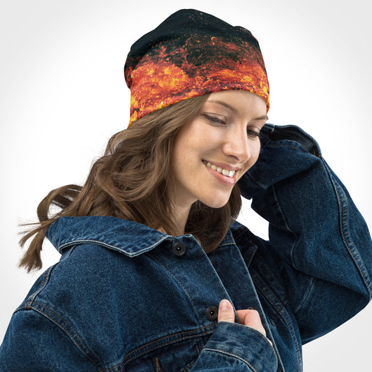Eine Frau trägt das Fiery Waves Beanie